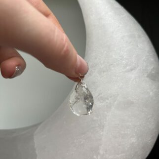 Kettinghanger met een bergkristal. Bergkristal reguleert energie, absorbeert energie, geeft energie en slaat energie op naar gelang wat er nodig is in een bepaalde situatie.