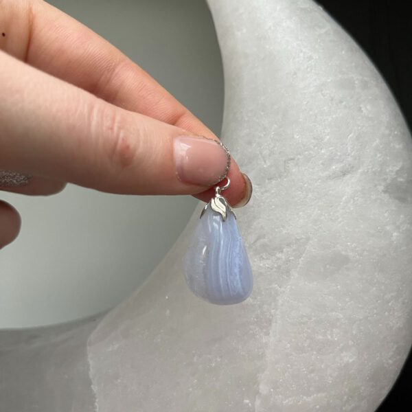 Kettinghanger met een chalcedoon. Chalcedoon brengt lichtheid, optimisme en een onbezwaard levensgevoel.