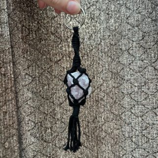 Macramé sleutelhanger geknoopt, verwerkt met een rozenkwarts steen. Het trekt liefde aan, helpt je om lief te hebben en om je open te stellen voor het ontvangen van liefde.