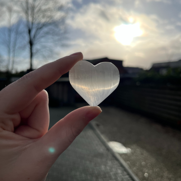 Seleniet hart. Seleniet neemt vermoeidheid weg, absorbeert emotionele disbalans en maakt vrolijk.