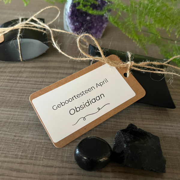 De geboortesteen van april is de obsidiaan. Deze edelsteen symboliseert de maand waarin je bent geboren. Obsidiaan stimuleert de persoonlijke ontwikkeling.