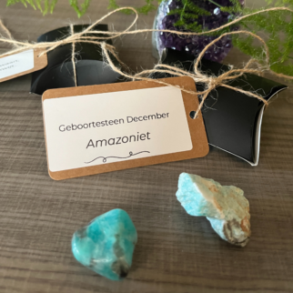 De geboortesteen van december is de amazoniet. Deze edelsteen symboliseert de maand waarin je bent geboren. Amazoniet helpt je helder en duidelijk je gedachten en gevoelens over te brengen.