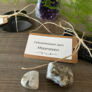 De geboortesteen van juni is de maansteen. Deze edelsteen symboliseert de maand waarin je bent geboren. Maansteen is de steen van de intuïtie, het hart en het gevoel.